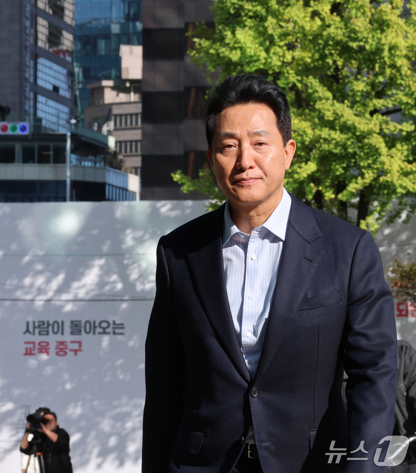 (서울=뉴스1) 박세연 기자 = '여론조사비 대납' 의혹으로 기소돼 2심에서 무죄를 선고 받은 오세훈 서울시장이 23일 오후 중구 서울시청으로 향하고 있다. 2026.10.23/뉴 …