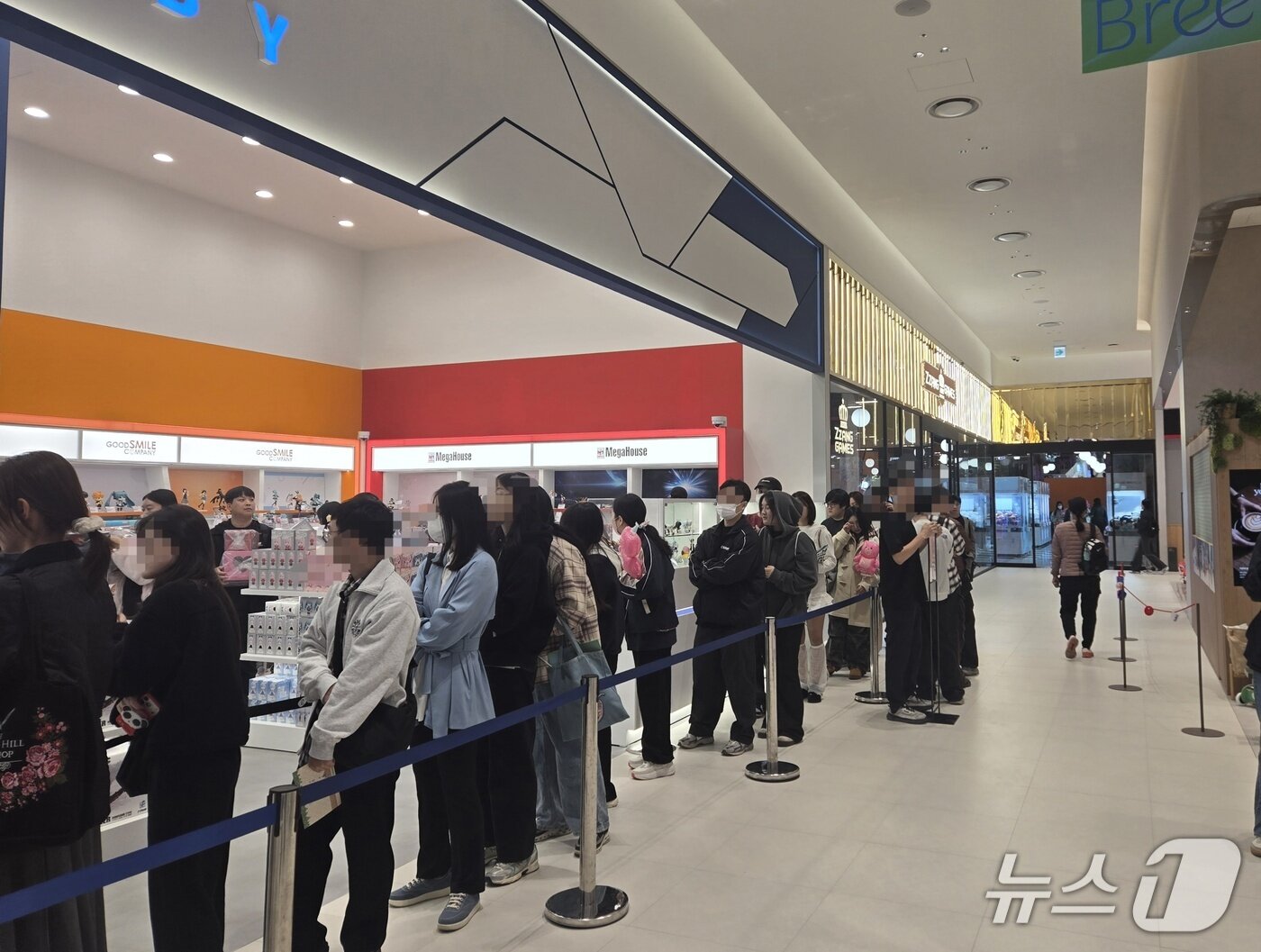 본문 이미지 - 4층 일본 대표 피규어ㆍ프라모델을 취급하는 '베스트하비' 매장에 선 입장 대기 줄.
