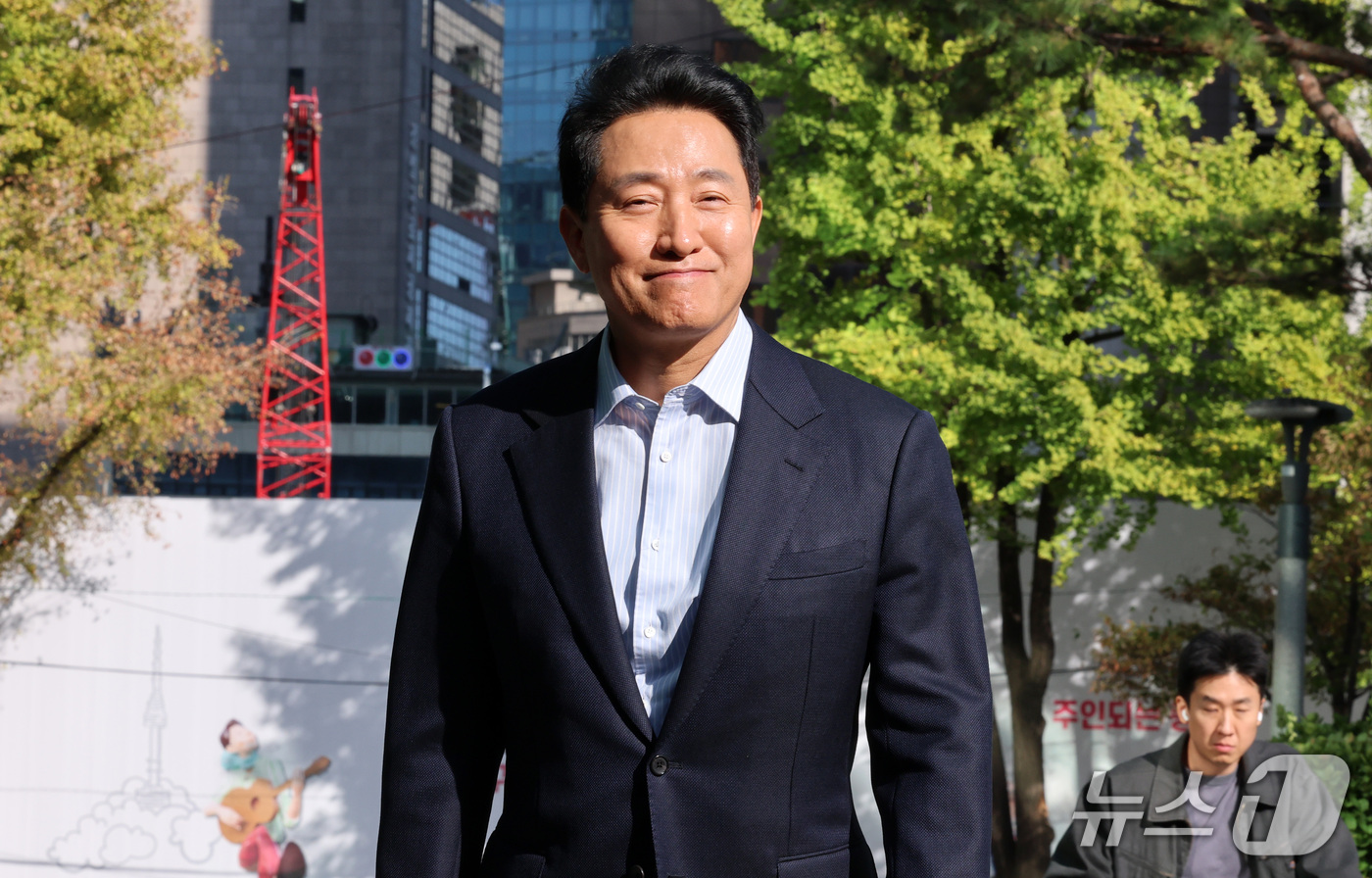(서울=뉴스1) 박세연 기자 = '여론조사비 대납' 의혹으로 기소돼 2심에서 무죄를 선고 받은 오세훈 서울시장이 23일 오후 중구 서울시청으로 향하고 있다. 2026.10.23/뉴 …