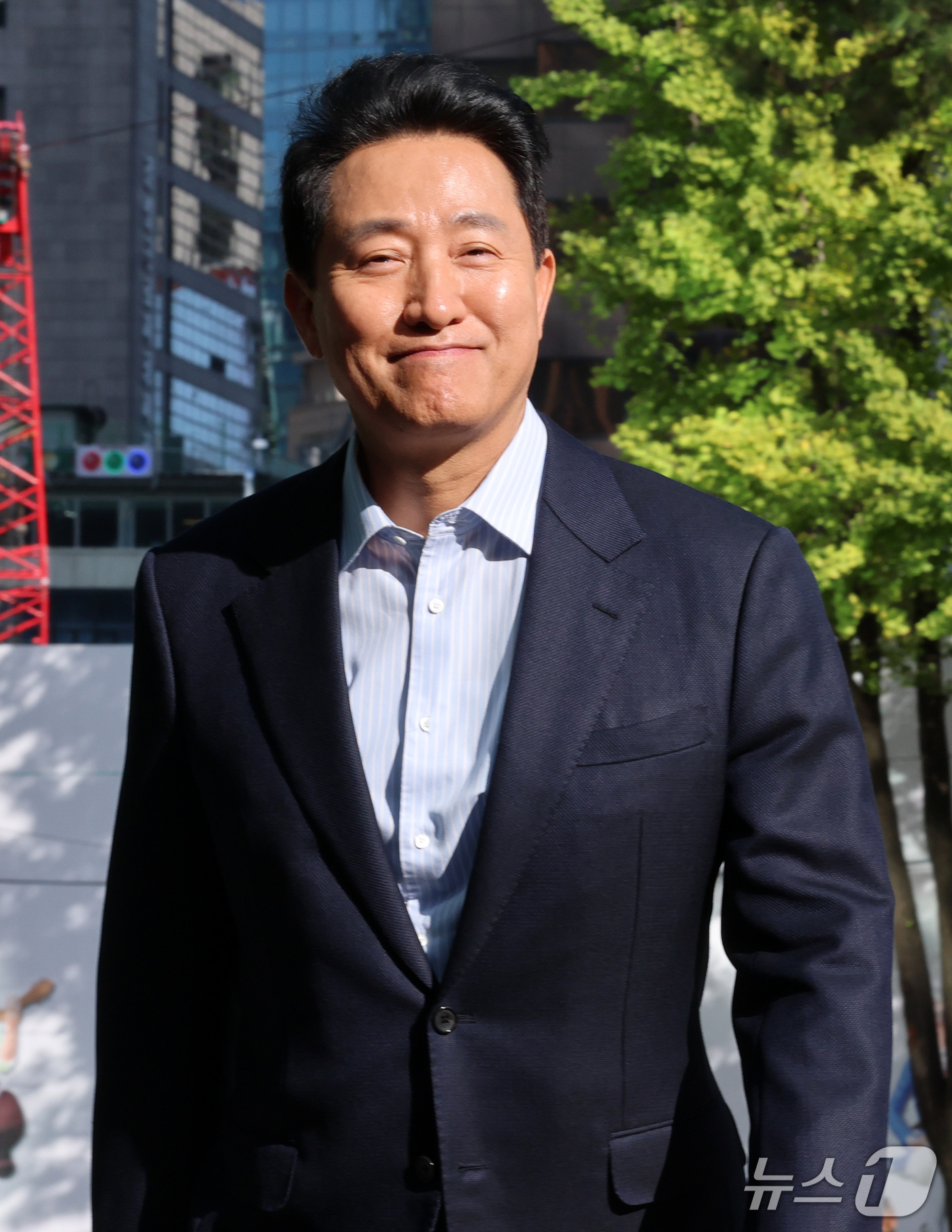 (서울=뉴스1) 박세연 기자 = '여론조사비 대납' 의혹으로 기소돼 2심에서 무죄를 선고 받은 오세훈 서울시장이 23일 오후 중구 서울시청으로 향하고 있다. 2026.10.23/뉴 …