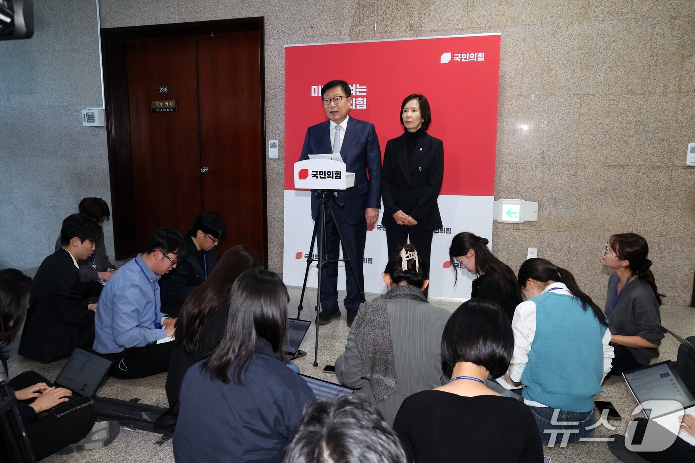 본문 이미지 - 정점식 국민의힘 원내대표가 23일 오후 서울 여의도 국회에서 오세훈 시장의 정치자금법 사건 2심 무죄 선고 관련 입장을 밝히고 있다. 2026.10.23 ⓒ 뉴스1 황기선 기자