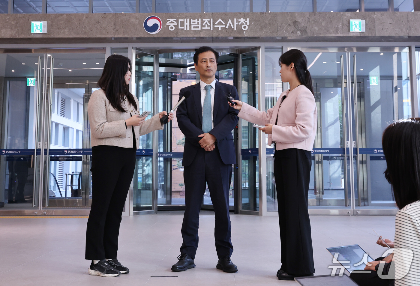 (서울=뉴스1) 박지혜 기자 = 이태한 선관위 특별검사가 23일 오후 서울 중구 중대범죄수사청을 찾아 취재진의 질문에 답하고 있다.이 특검은 추가 수사 인력 파견을 요청한 지 2주 …