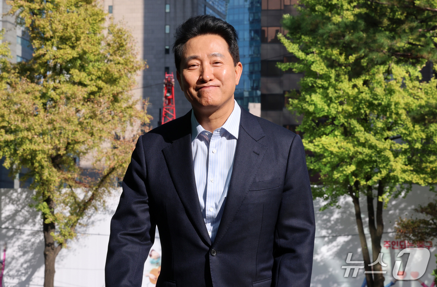 (서울=뉴스1) 박세연 기자 = '여론조사비 대납' 의혹으로 기소돼 2심에서 무죄를 선고 받은 오세훈 서울시장이 23일 오후 중구 서울시청으로 향하고 있다. 2026.10.23/뉴 …