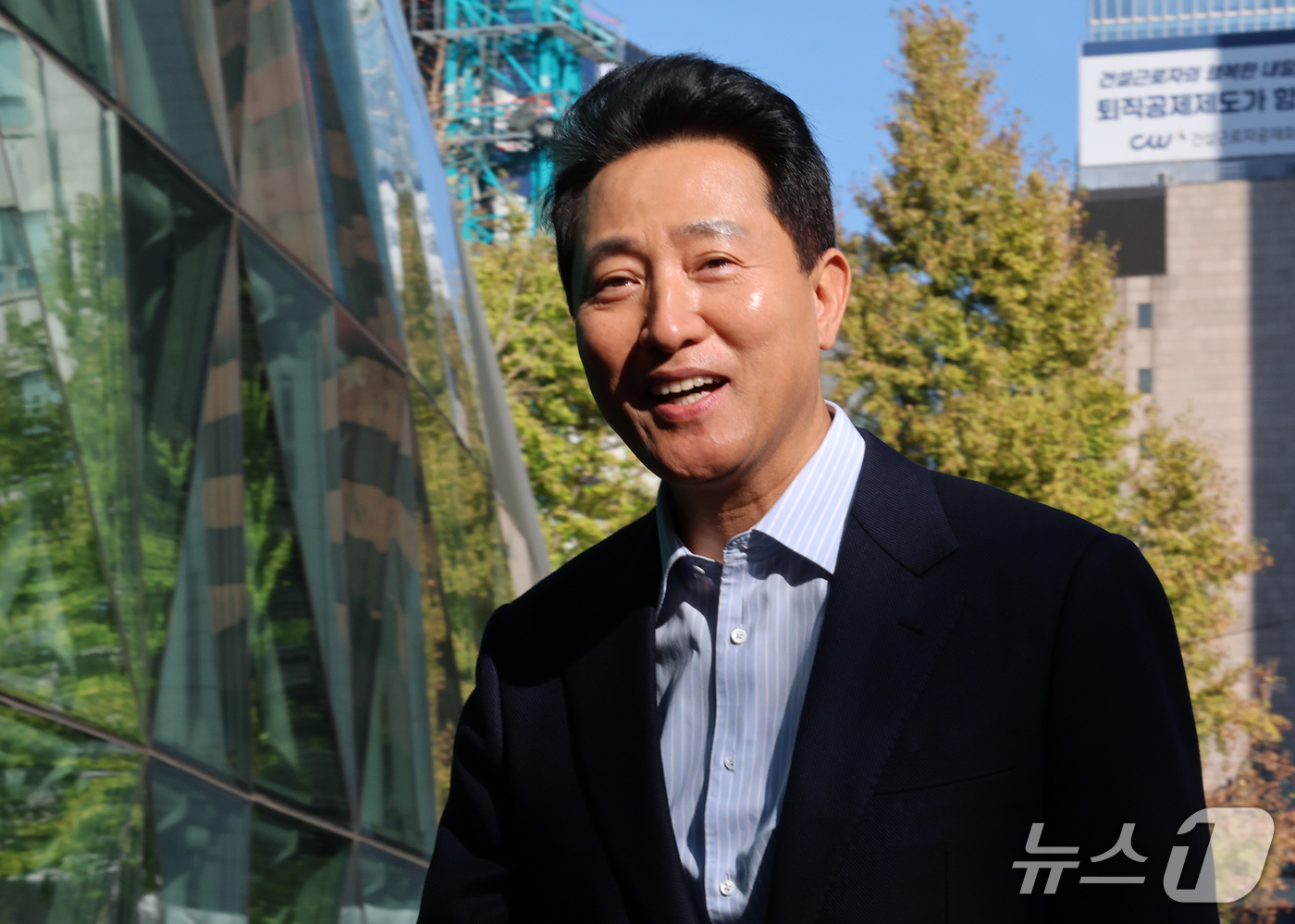 (서울=뉴스1) 박세연 기자 = '여론조사비 대납' 의혹으로 기소돼 2심에서 무죄를 선고 받은 오세훈 서울시장이 23일 오후 중구 서울시청으로 향하고 있다. 2026.10.23/뉴 …