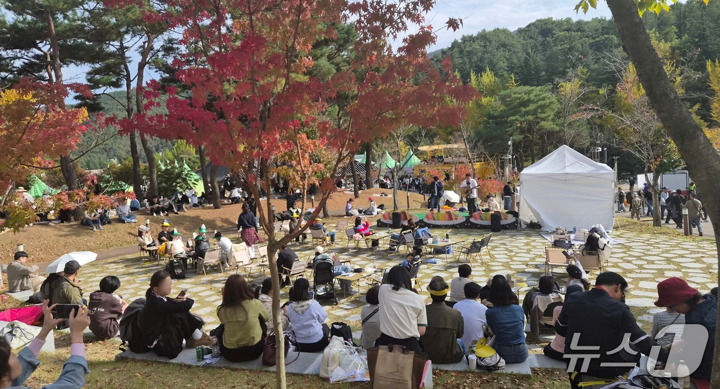 ( 김천=뉴스1) 정우용 기자 = 23일 경북 김천 직지문화공원·사명대사공원·친환경생태공원 일원에서 개막한 김밥축제를 찾은 방문객들이 단풍이 물든 나무 밑에서 김밥을 먹으며 즐거운 …