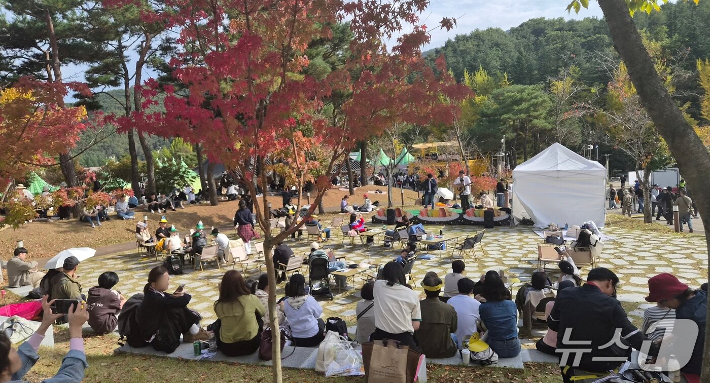 본문 이미지 - 23일 경북 김천 직지문화공원·사명대사공원·친환경생태공원 일원에서 개막한 김밥축제를 찾은 방문객들이 단풍이 물든 나무 밑에서 김밥을 먹으며 즐거운 시간을 보내고 있다. (김천시 제공. 재판매 및 DB 금지) 2026.10.23 ⓒ 뉴스1 정우용 기자