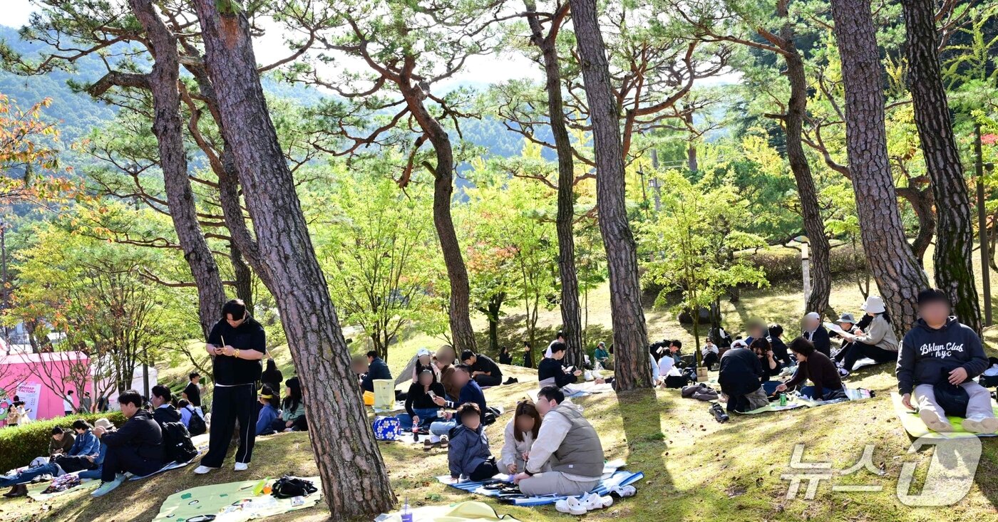 본문 이미지 - 23일 경북 김천 직지문화공원·사명대사공원·친환경생태공원 일원에서 개막한 김밥축제를 찾은 방문객들이 소나무 그늘밑에서 김밥을 먹으며 즐거운 시간을 보내고 있다. (김천시 제공. 재판매 및 DB 금지) 2026.10.23 ⓒ 뉴스1 정우용 기자