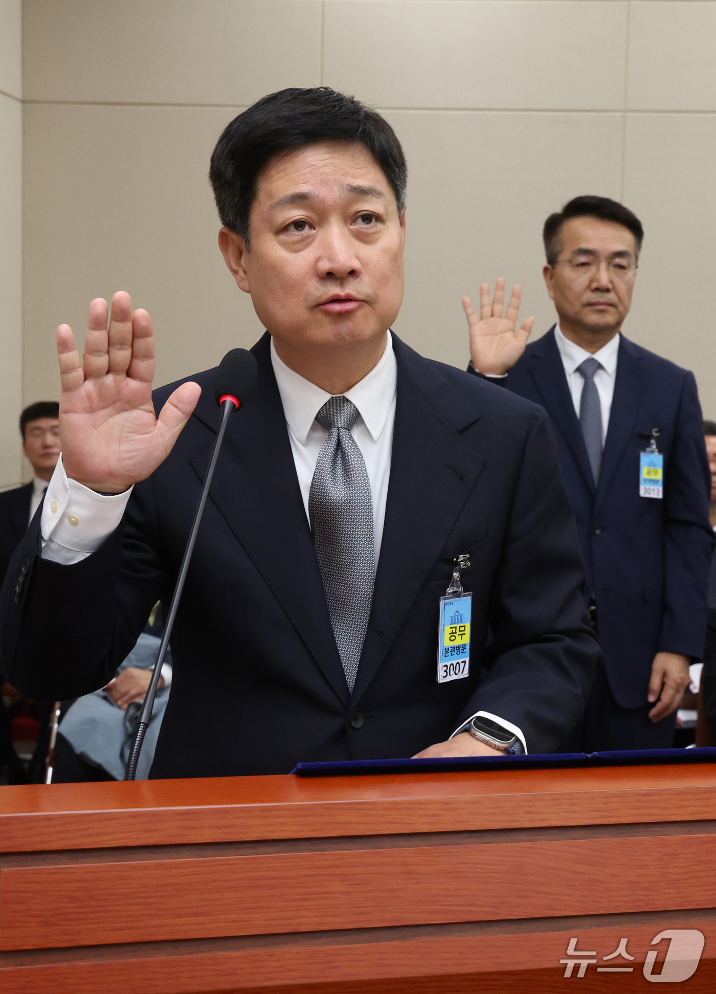 (서울=뉴스1) 황기선 기자 = 홍범식 LG유플러스 CEO(왼쪽)과 홍관희 CISO가 23일 서울 여의도 국회  과학기술정보방송통신위원회에서 열린 과학기술정보통신부 등에 대한 국정 …