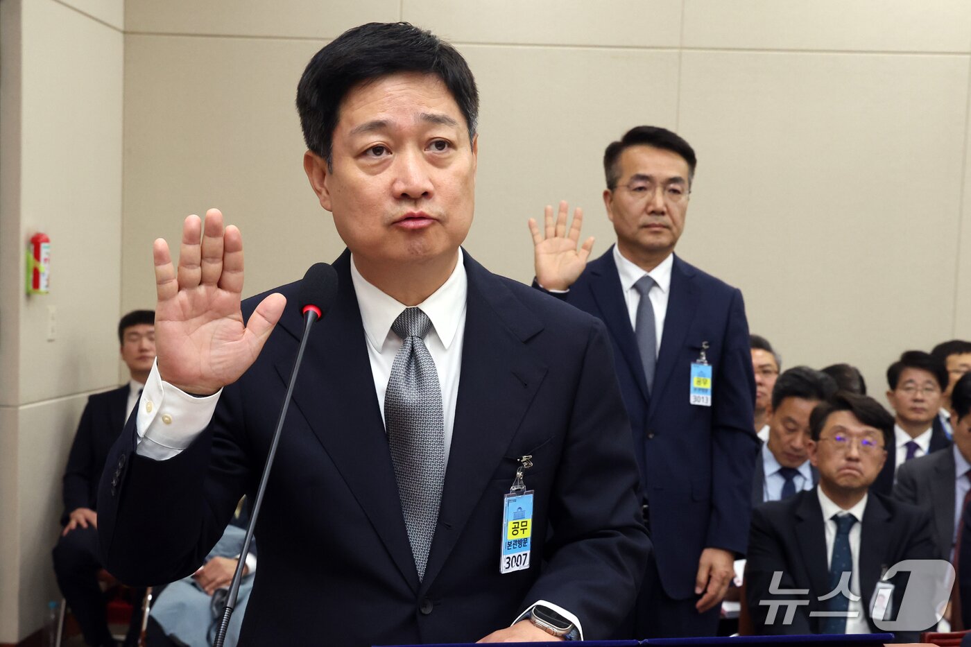 본문 이미지 - 홍범식 LG유플러스 CEO(왼쪽)과 홍관희 CISO가 23일 서울 여의도 국회 과학기술정보방송통신위원회에서 열린 과학기술정보통신부 등에 대한 국정감사 종합감사에서 증인으로 출석, 선서를 하고 있다. 2026.10.23 ⓒ 뉴스1 황기선 기자