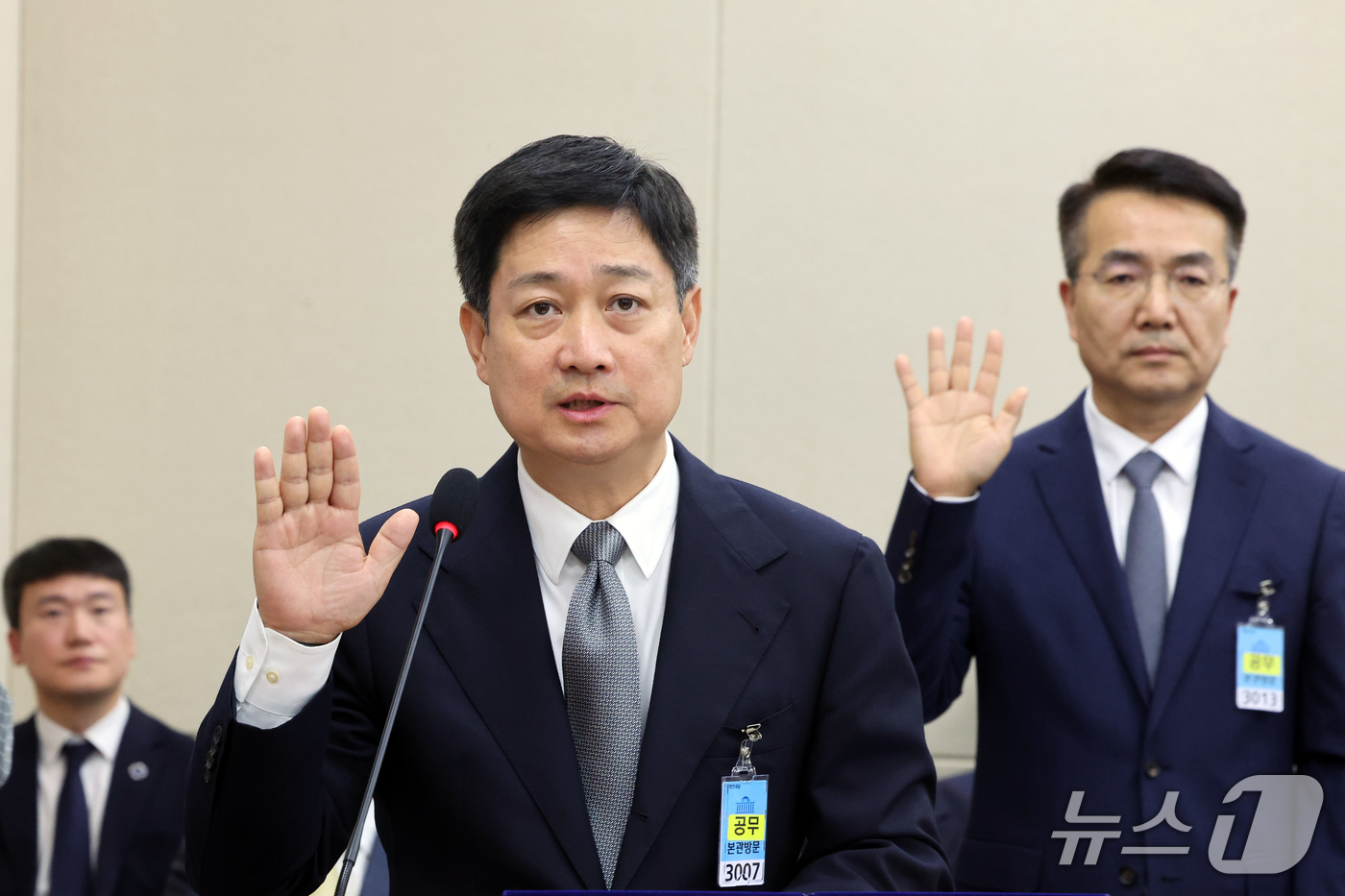 (서울=뉴스1) 황기선 기자 = 홍범식 LG유플러스 CEO(왼쪽)과 홍관희 CISO가 23일 서울 여의도 국회 과학기술정보방송통신위원회에서 열린 과학기술정보통신부 등에 대한 국정감 …