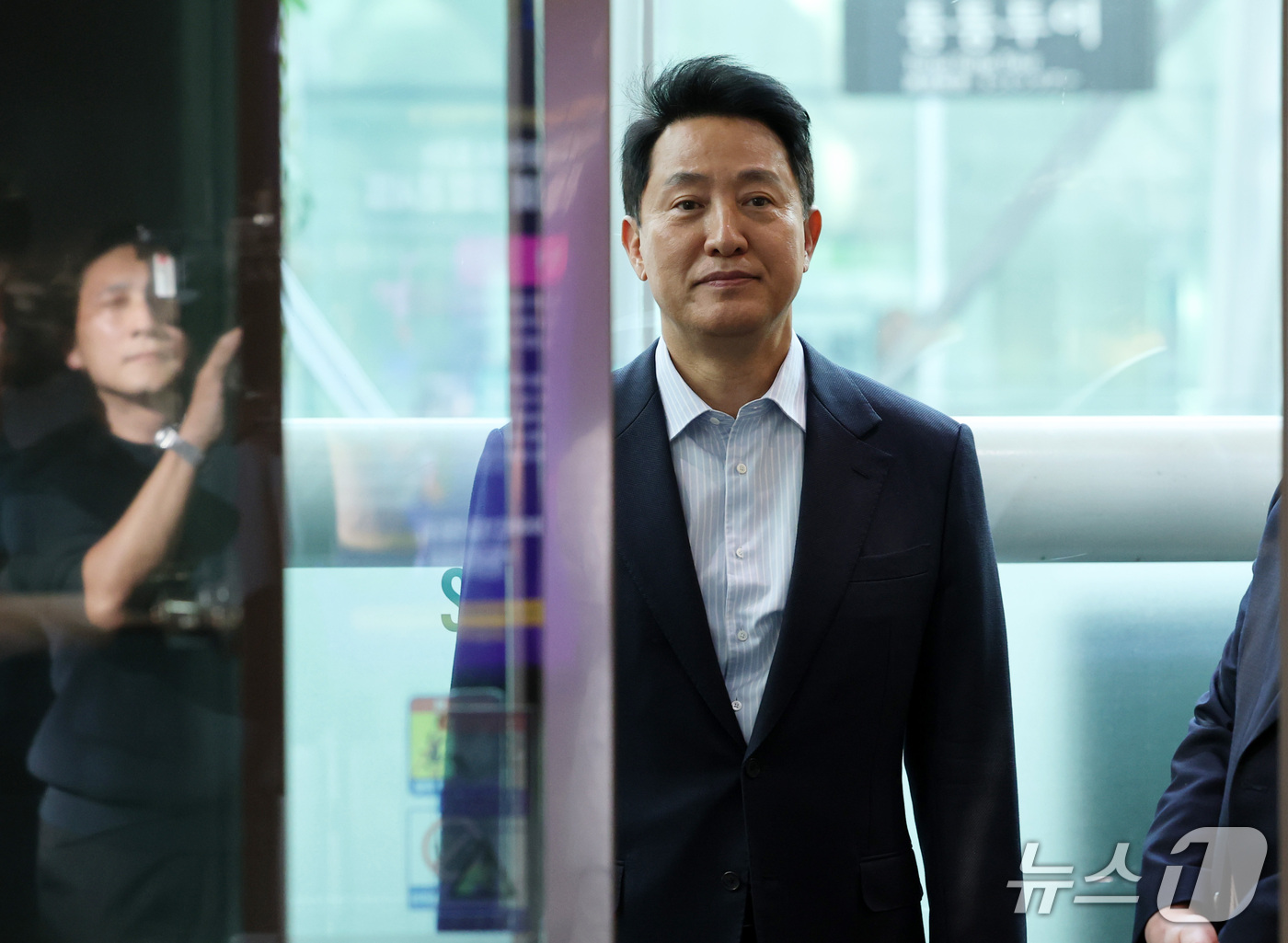 (서울=뉴스1) 박세연 기자 = '여론조사비 대납' 의혹으로 기소돼 2심에서 무죄를 선고 받은 오세훈 서울시장이 23일 오후 서울고법에서 시청으로 돌아와 시장실로 가기 위해 승강기 …