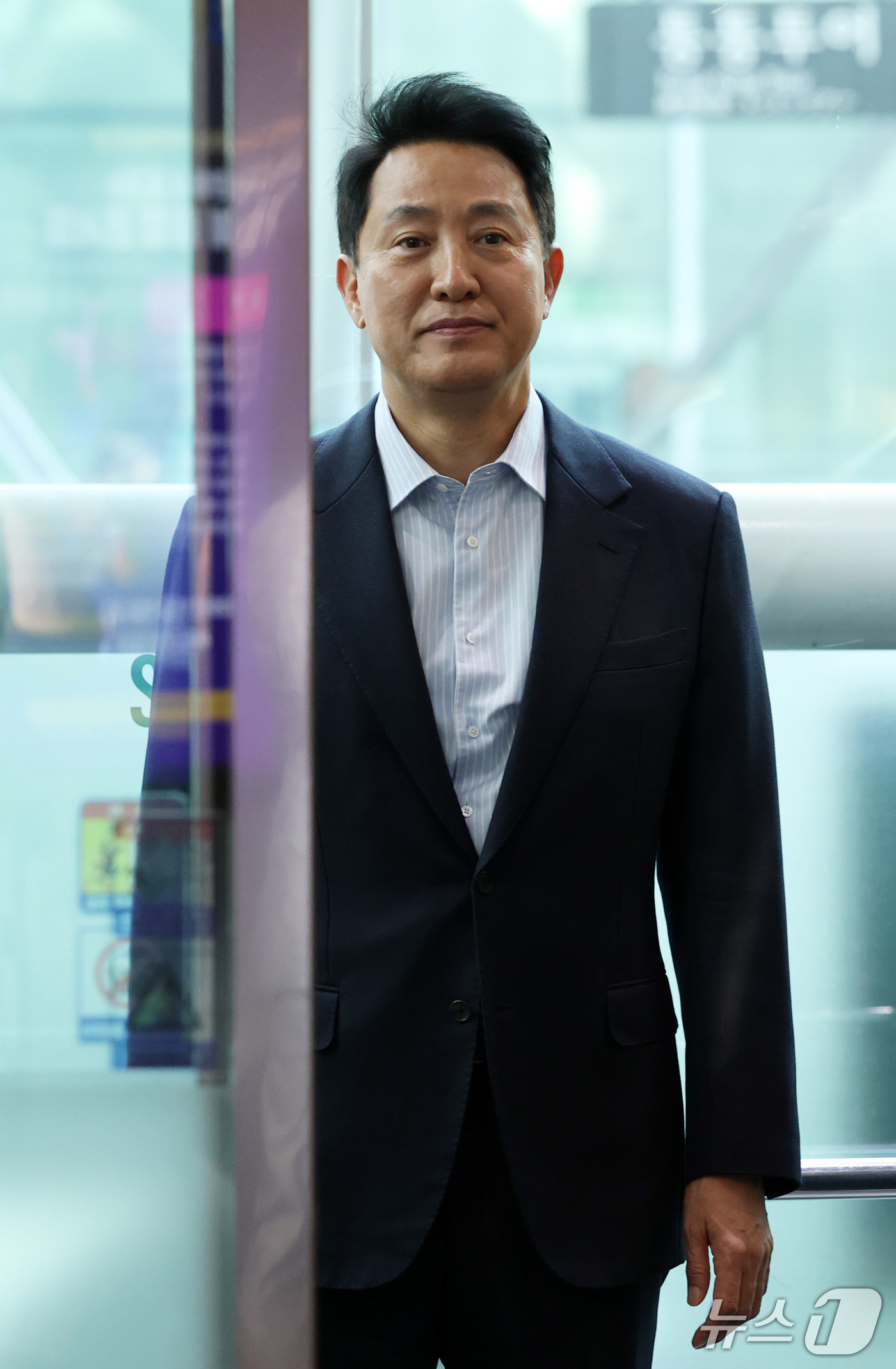 (서울=뉴스1) 박세연 기자 = '여론조사비 대납' 의혹으로 기소돼 2심에서 무죄를 선고 받은 오세훈 서울시장이 23일 오후 서울고법에서 시청으로 돌아와 시장실로 가기 위해 승강기 …