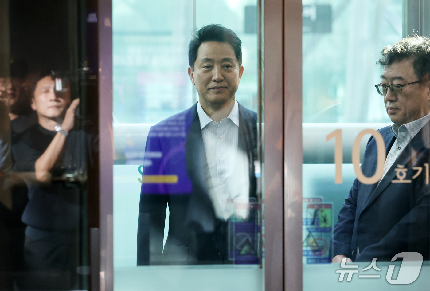 (서울=뉴스1) 박세연 기자 = '여론조사비 대납' 의혹으로 기소돼 2심에서 무죄를 선고 받은 오세훈 서울시장이 23일 오후 서울고법에서 시청으로 돌아와 시장실로 가기 위해 승강기 …