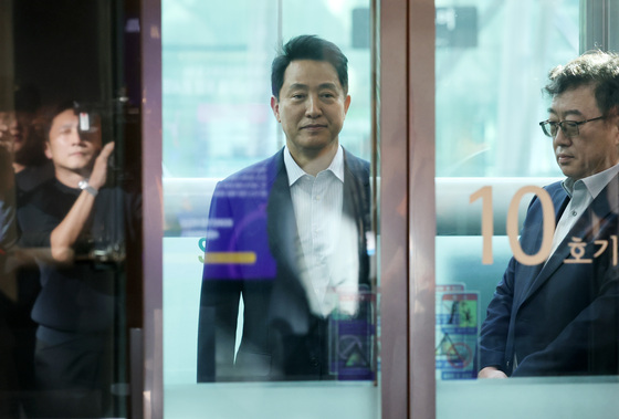 시장실 향하는 오세훈 서울시장