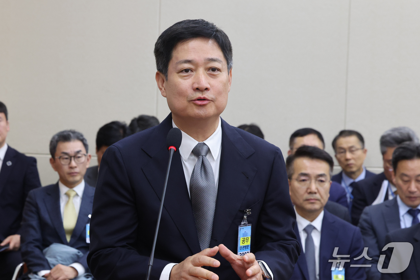 (서울=뉴스1) 황기선 기자 = 홍범식 LG유플러스 CEO가 23일 서울 여의도 국회 과학기술정보방송통신위원회에서 열린 과학기술정보통신부 등에 대한 국정감사 종합감사에서 증인으로 …