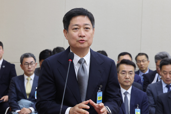 [국감] 의원 질의에 답하는 홍범식 LG유플러스 CEO