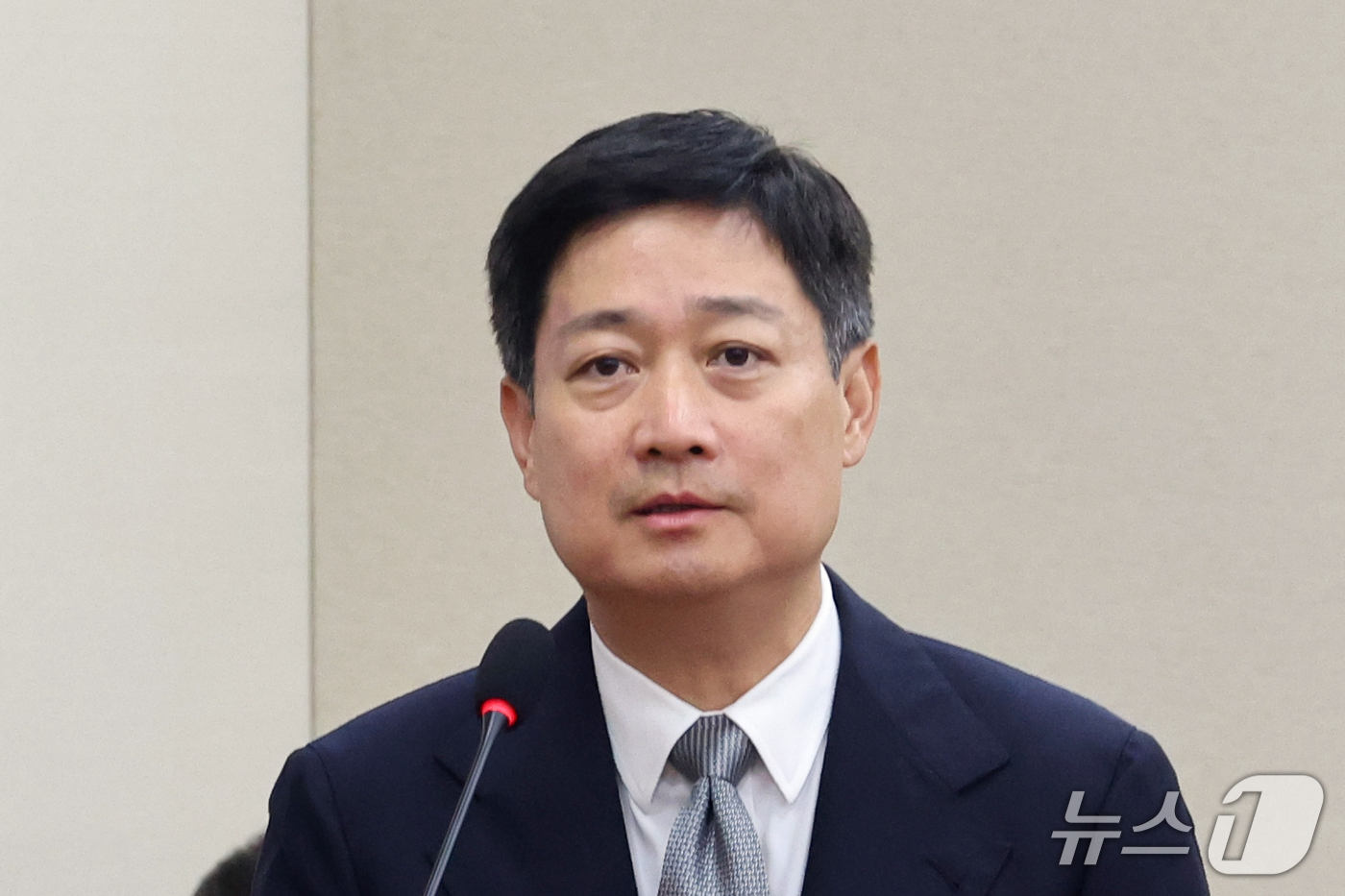 (서울=뉴스1) 황기선 기자 = 홍범식 LG유플러스 CEO가 23일 서울 여의도 국회 과학기술정보방송통신위원회에서 열린 과학기술정보통신부 등에 대한 국정감사 종합감사에서 증인으로 …