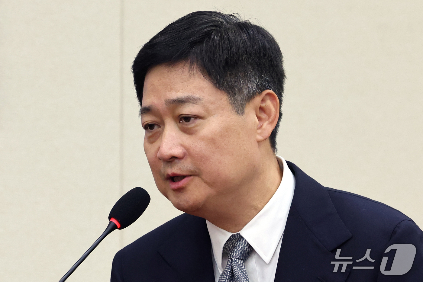 (서울=뉴스1) 황기선 기자 = 홍범식 LG유플러스 CEO가 23일 서울 여의도 국회 과학기술정보방송통신위원회에서 열린 과학기술정보통신부 등에 대한 국정감사 종합감사에서 증인으로 …