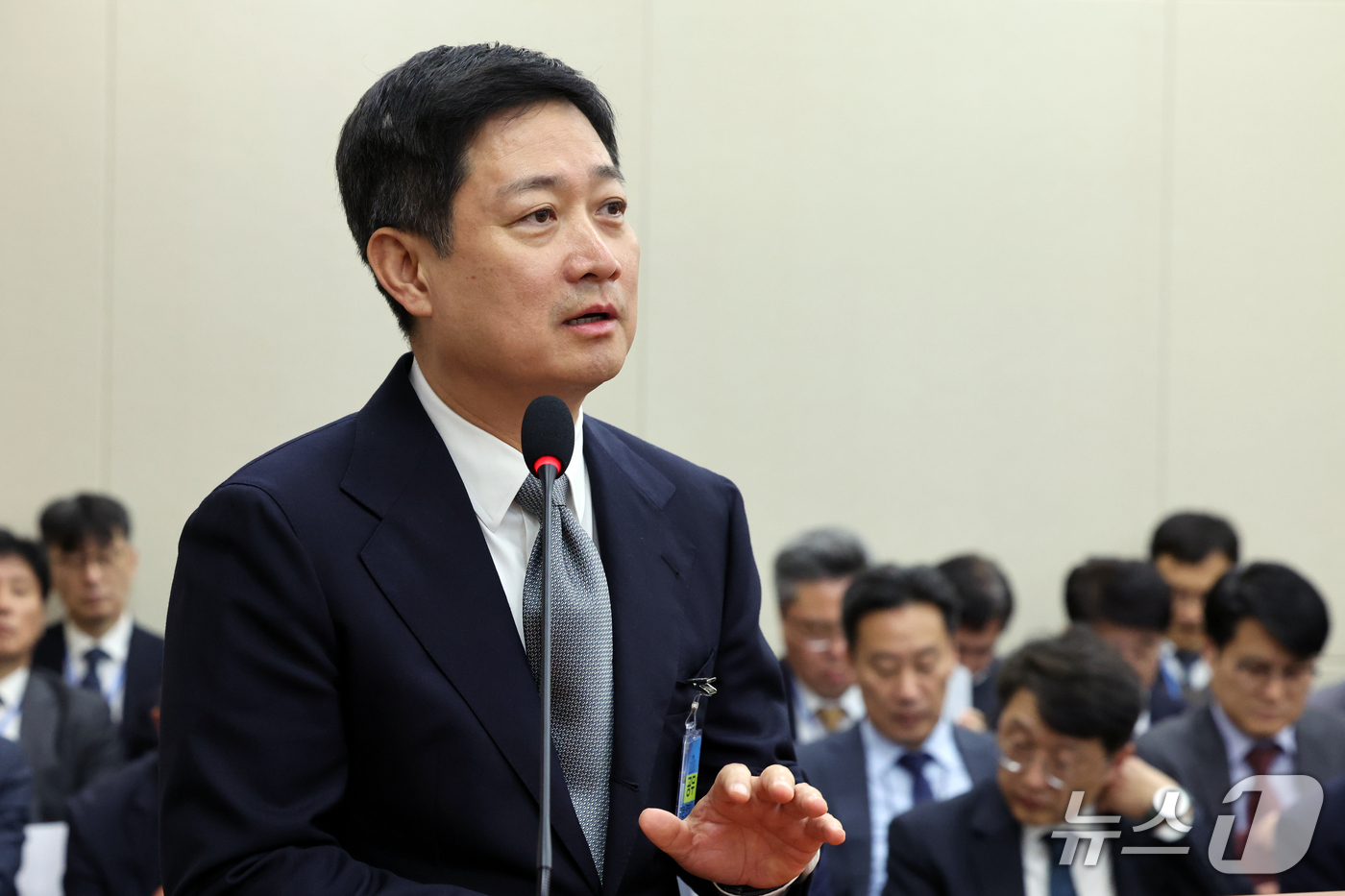 (서울=뉴스1) 황기선 기자 = 홍범식 LG유플러스 CEO가 23일 서울 여의도 국회 과학기술정보방송통신위원회에서 열린 과학기술정보통신부 등에 대한 국정감사 종합감사에서 증인으로 …