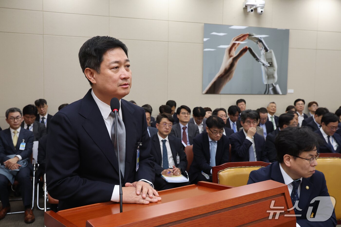 본문 이미지 - 홍범식 LG유플러스 CEO가 23일 서울 여의도 국회 과학기술정보방송통신위원회에서 열린 과학기술정보통신부 등에 대한 국정감사 종합감사에서 증인으로 출석, 의원 질의에 답하고 있다. 2026.10.23 ⓒ 뉴스1 황기선 기자