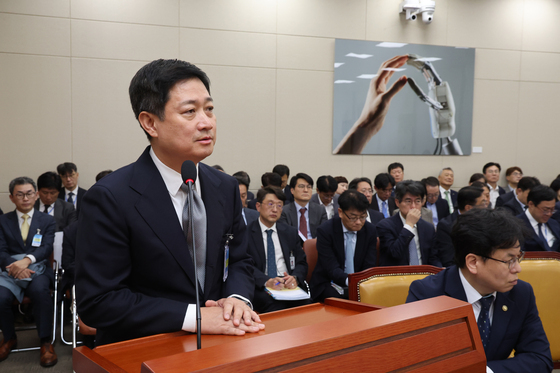 [국감] 의원 질의에 답하는 홍범식 LG유플러스 CEO