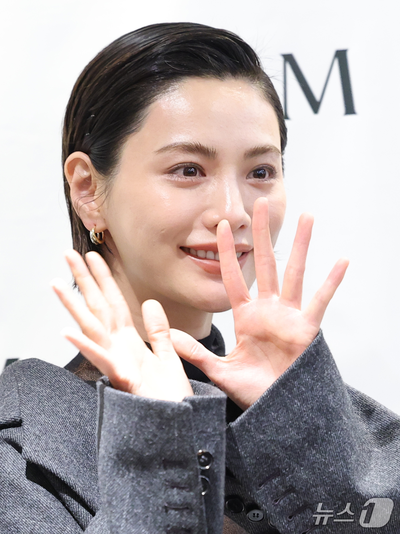 (서울=뉴스1) 권현진 기자 = 배우 나나가 23일 서울 중구 롯데백화점 본점에서 열린 패션브랜드 E.B.M 포토콜에 참석해 인사를 하고 있다. 2026.10.23/뉴스1