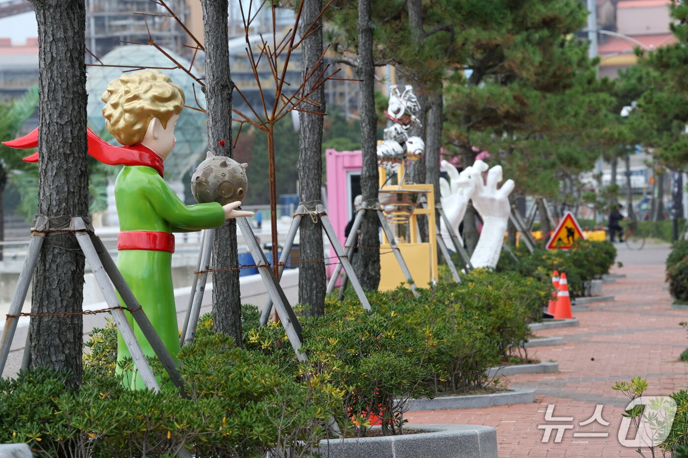 본문 이미지 -  23일 경북 포항시 송도해수욕장에 설치된 2026 포항스틸아트 페스티벌 작품. 2026.10.23 ⓒ 뉴스1 최창호 기자
