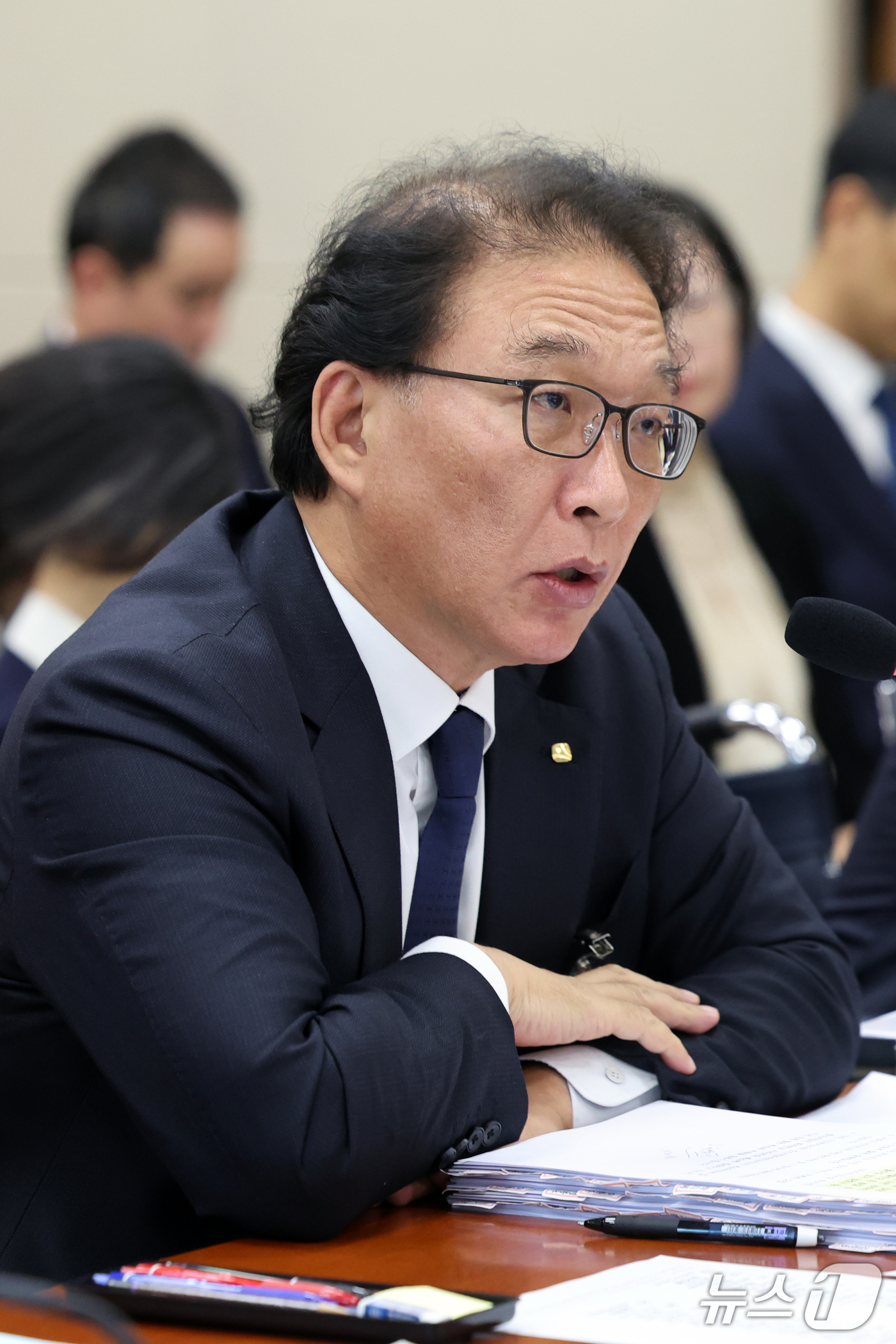 (서울=뉴스1) 황기선 기자 = 박승흡 근로복지공단 이사장이 23일 서울 여의도 국회 기후에너지환경노동위원회에서 열린 근로복지공단 등에 대한 국정감사에서 의원 질의에 답하고 있다. …
