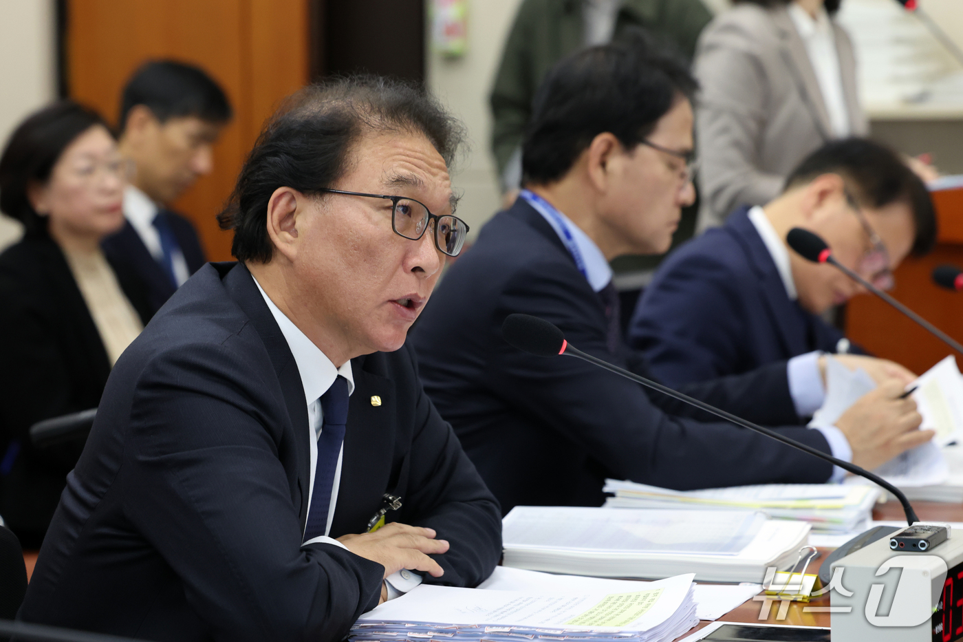 (서울=뉴스1) 황기선 기자 = 박승흡 근로복지공단 이사장이 23일 서울 여의도 국회 기후에너지환경노동위원회에서 열린 근로복지공단 등에 대한 국정감사에서 의원 질의에 답하고 있다. …