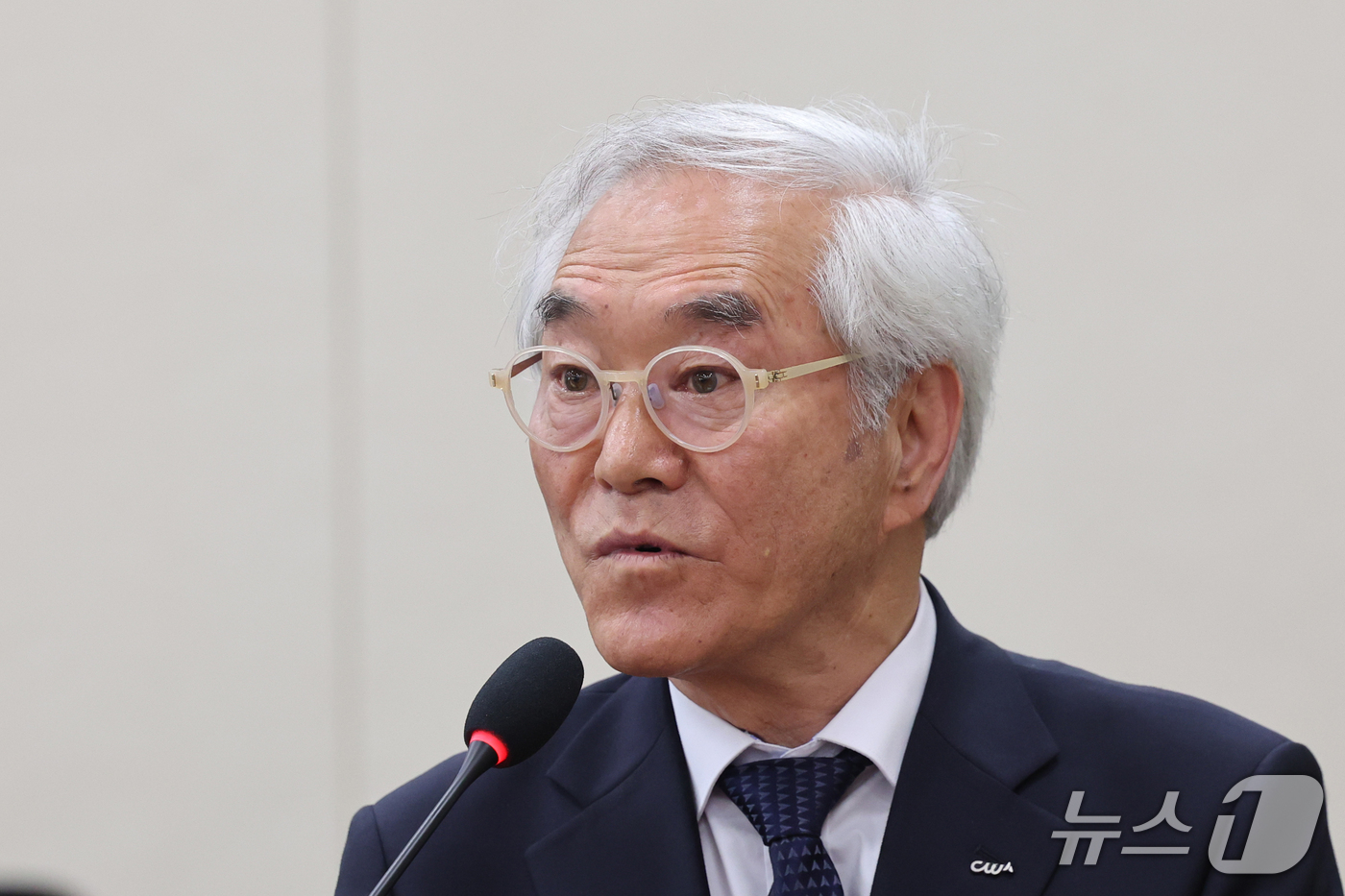 (서울=뉴스1) 황기선 기자 = 장건 건설근로자공제회 이사장이 23일 서울 여의도 국회 기후에너지환경노동위원회에서 열린 근로복지공단 등에 대한 국정감사에서 의원 질의에 답하고 있다 …