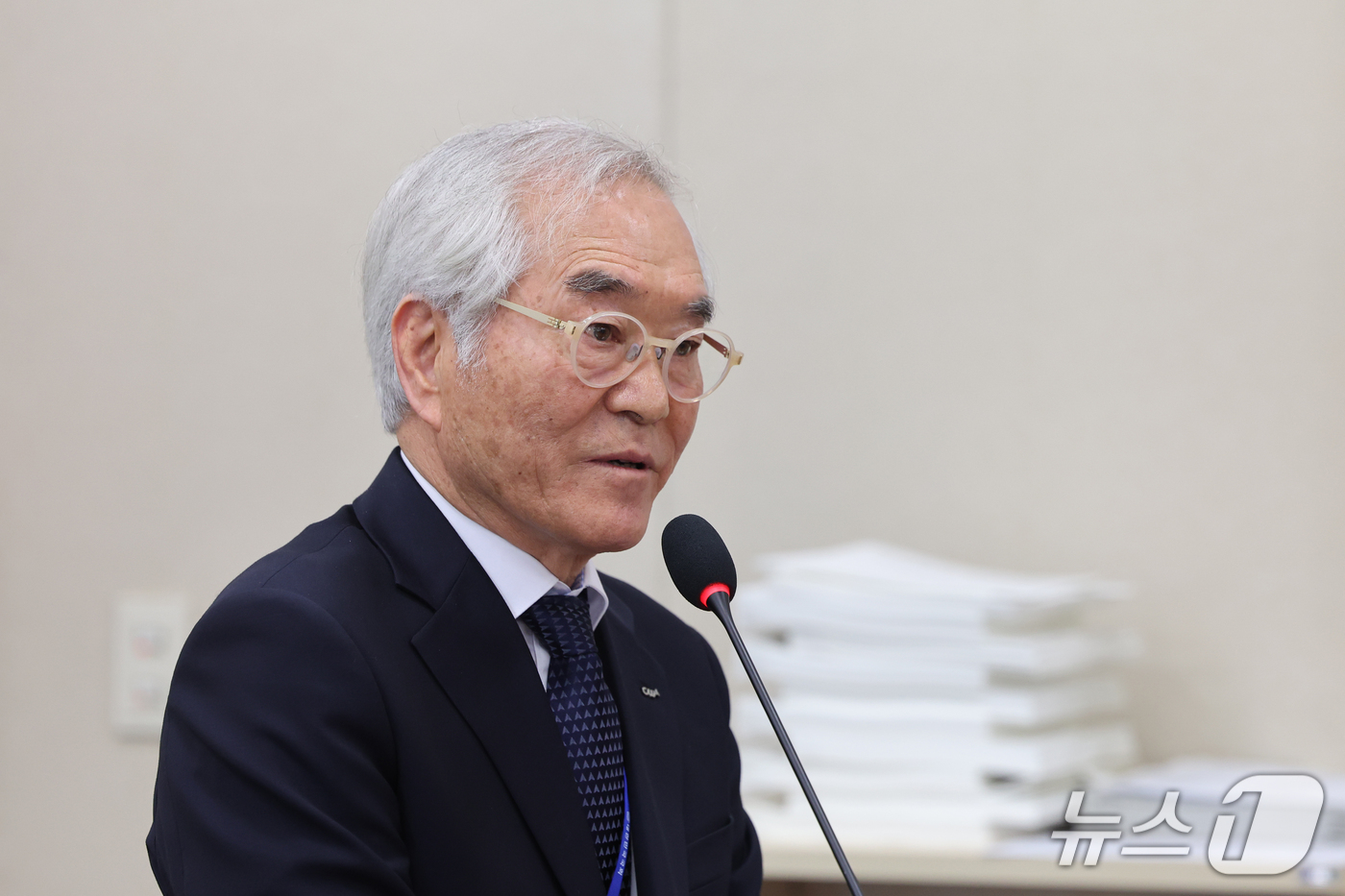(서울=뉴스1) 황기선 기자 = 장건 건설근로자공제회 이사장이 23일 서울 여의도 국회 기후에너지환경노동위원회에서 열린 근로복지공단 등에 대한 국정감사에서 의원 질의에 답하고 있다 …
