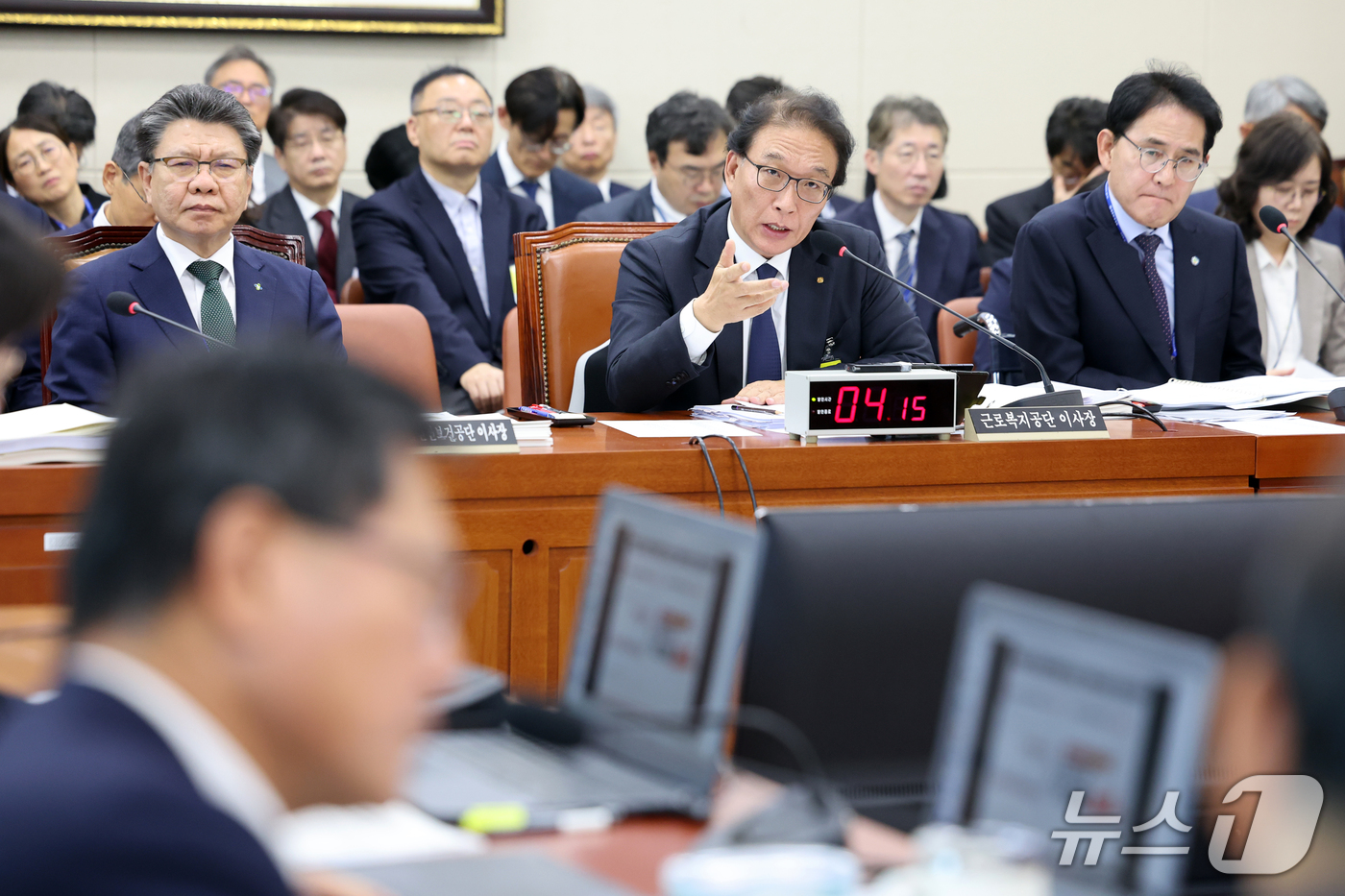 (서울=뉴스1) 황기선 기자 = 박승흡 근로복지공단 이사장이 23일 서울 여의도 국회 기후에너지환경노동위원회에서 열린 근로복지공단 등에 대한 국정감사에서 의원 질의에 답하고 있다. …