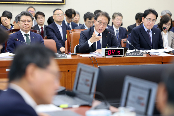 [국감] 질의에 답하는 박승흡 근로복지공단 이사장