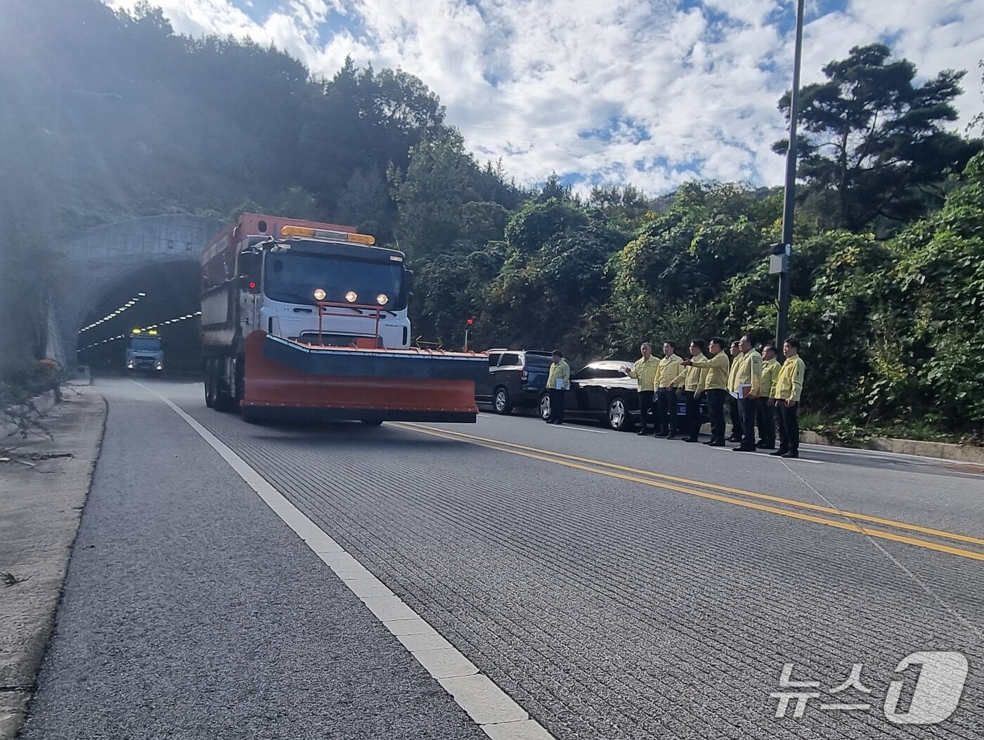 본문 이미지 - 전북도와 고창군이 23일 국지도 15호선 산간 고갯길 교차로 및 국지도 49호선 솔재터널 진출입로에서 대설 대비 현장행정을 실시한 가운데 강설 상황을 가정한 도로관리사업소의 제설 차량 운영 시연이 이뤄지고 있다.(전북도 제공. 재판매 및 DB 금지)/뉴스1
