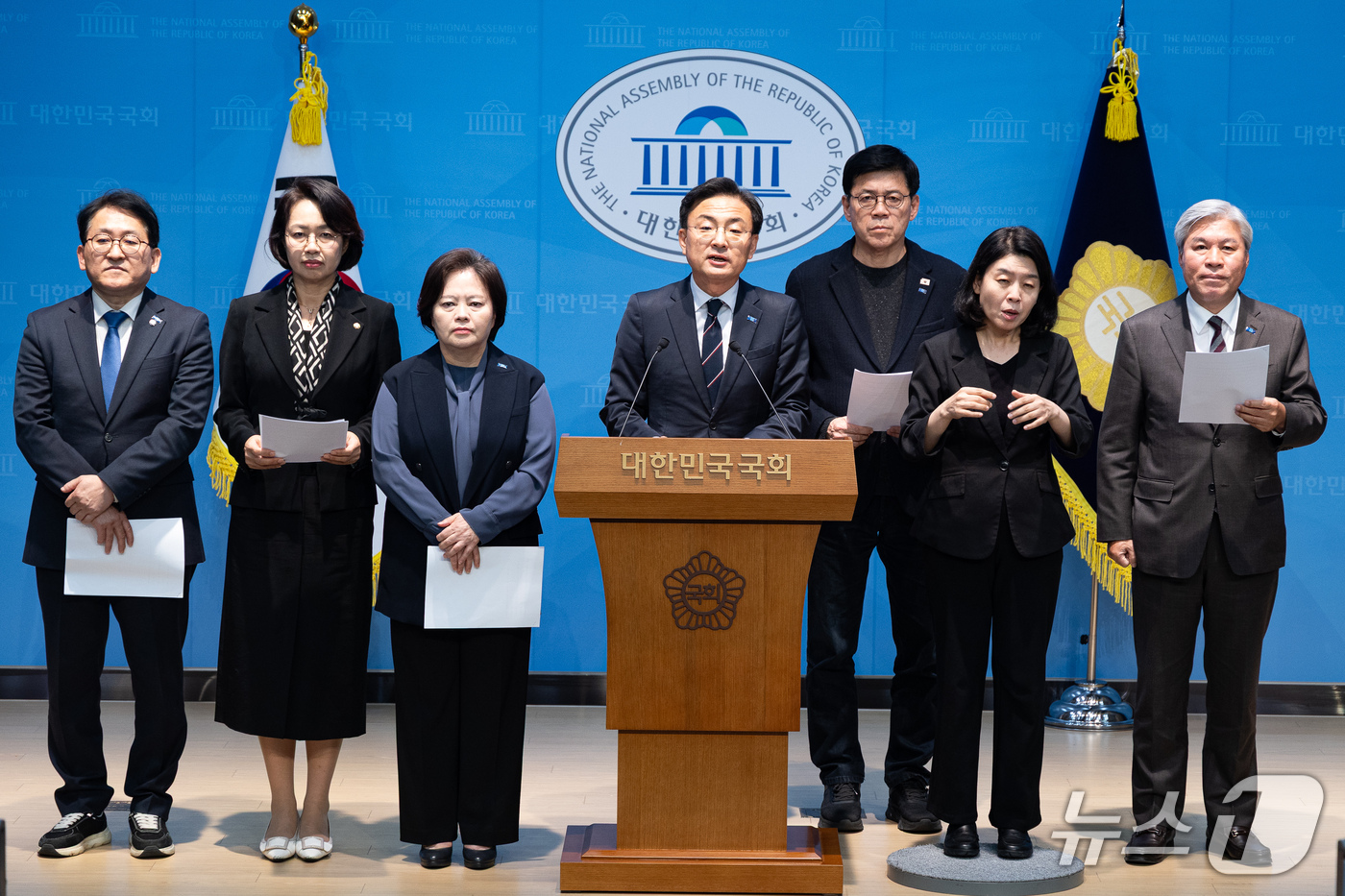 (서울=뉴스1) 유승관 기자 = 신장식 조국혁신당 대표를 비롯한 의원들이 23일 서울 여의도 국회 소통관에서 오세훈 서울시장 무죄판결 사법부 규탄 긴급 기자회견을 하고 있다. 왼쪽 …