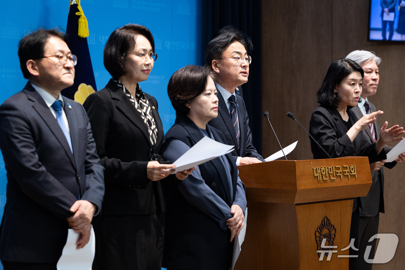 (서울=뉴스1) 유승관 기자 = 신장식 조국혁신당 대표를 비롯한 의원들이 23일 서울 여의도 국회 소통관에서 오세훈 서울시장 무죄판결 사법부 규탄 긴급 기자회견을 하고 있다. 왼쪽 …
