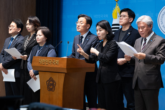 오세훈 시장 2심 무죄 판결에 사법부 규탄 기자회견하는 조국혁신당
