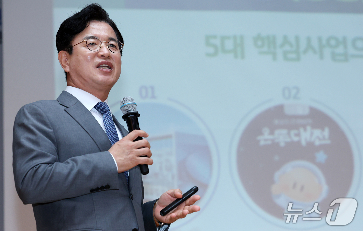 (대전=뉴스1) 김기태 기자 = 허태정 대전시장이 23일 대전 동구청에서 열린 자치구 상생공감투어에서 민선 9기 시정 브리핑을 하고 있다.  2026.10.23/뉴스1