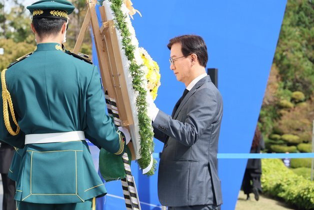 '유엔의 날' 헌화 전재수 "숭고한 희생, 부산은 잊지 않겠습니다"