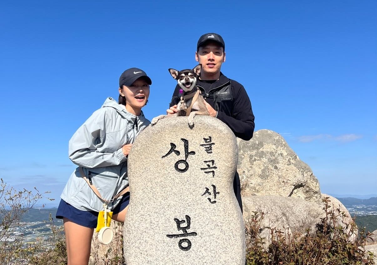본문 이미지 - 산에 올라 활짝 웃고 있는 오구와 보호자 가족(인스타그램 ooooogu_ 제공) ⓒ 뉴스1