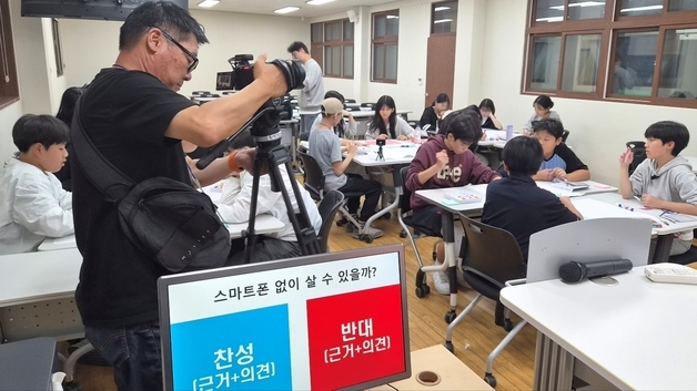 TBC, 스마트폰 알고리즘 그늘 조명…다큐 '0.5초의 전쟁' 제작