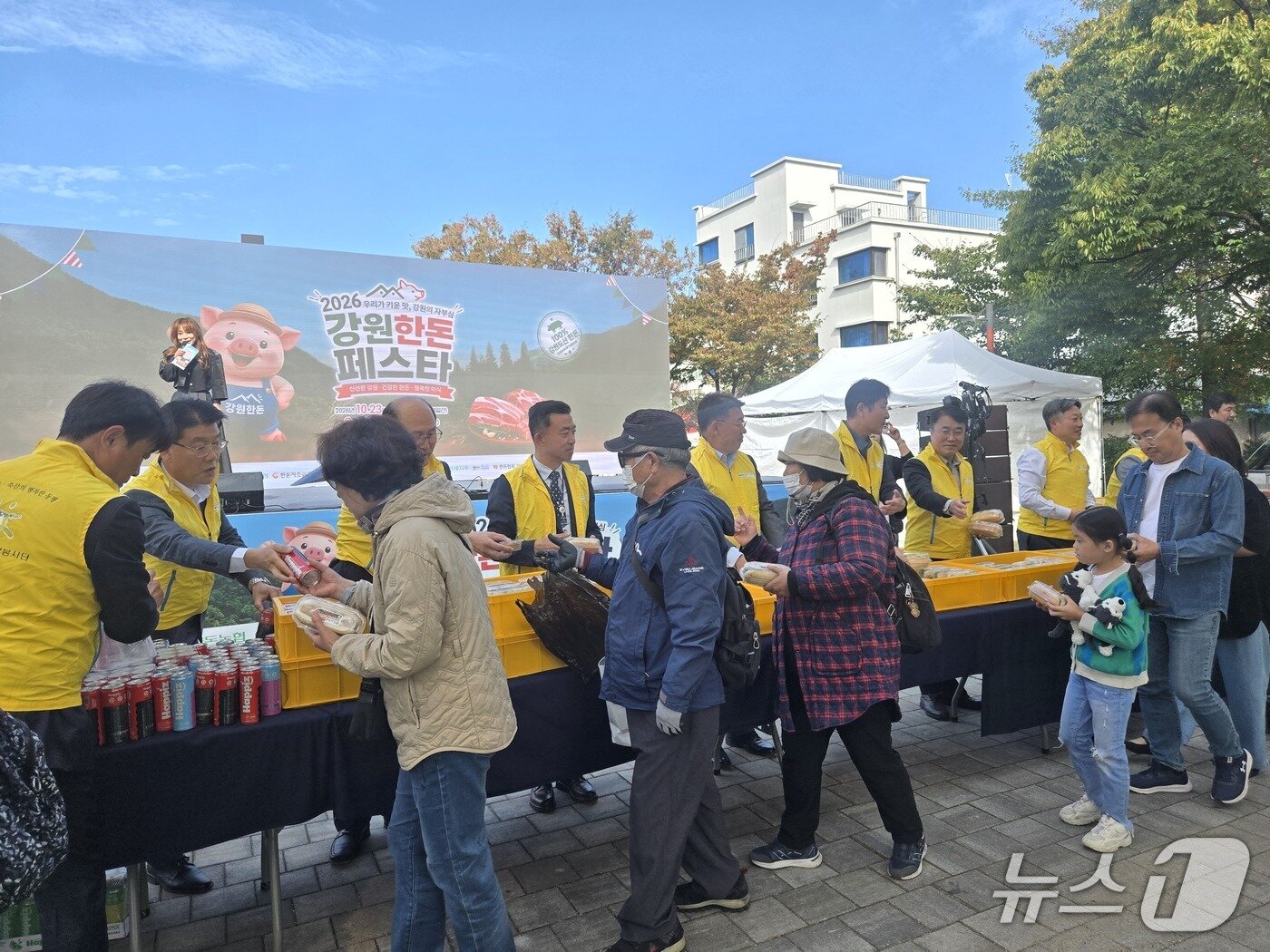 본문 이미지 - 강원한돈 시식·나눔 행사.(농협 강원본부 제공. 재판매 및 DB 금지)