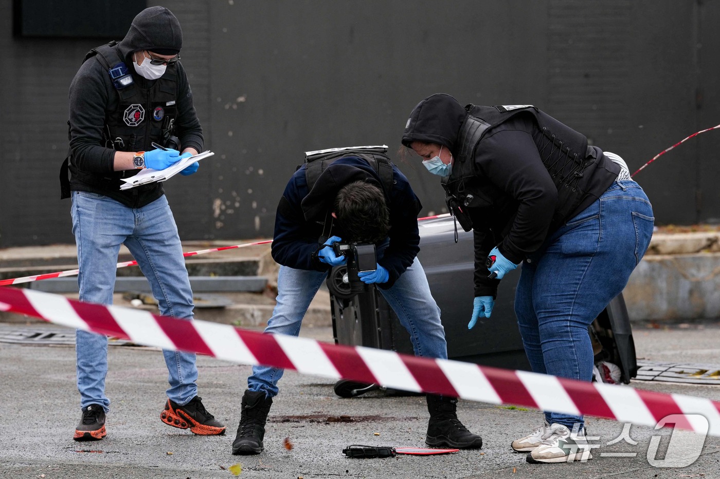 (AFP=뉴스1) = 23일(현지시간) 프랑스 파리 인근 이블린 지역 트라프라에서 한 남성이 차량 안에서 행인들을 향해 총기를 난사해 1명이 사망하고 4명의 부상자가 발생하자 현장 …