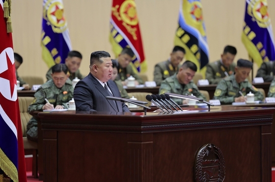 김정은 "중대장 제1임무는 싸움 준비 완성…강도 높은 훈련 혁명"