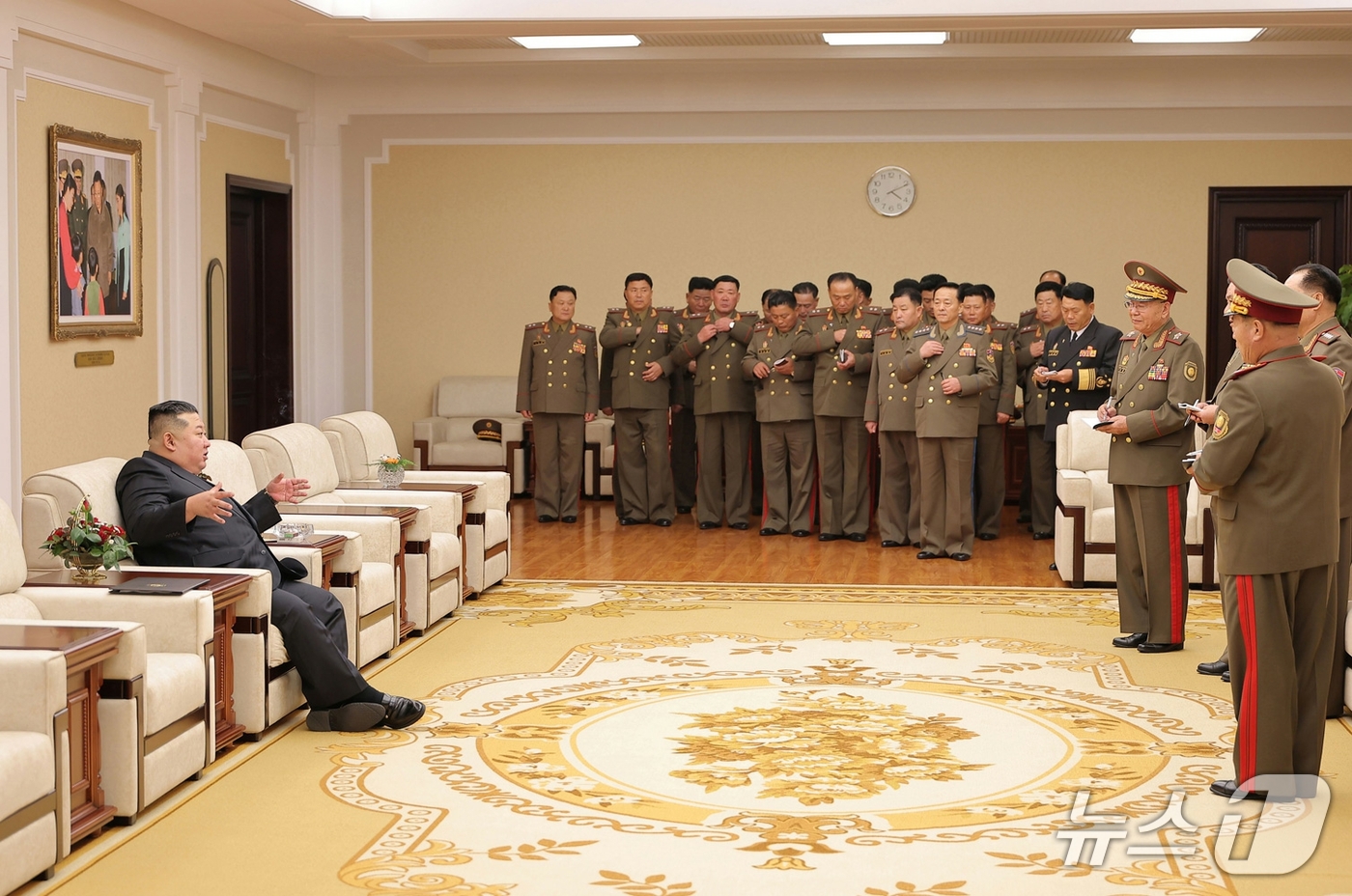 (평양 노동신문=뉴스1) = 북한 노동당 기관지 노동신문은 24일 "조선인민군 제3차 중대장대회가 10월 22일과 23일 수도 평양에서 진행됐다"고 보도했다. 대회에는 김정은 노동 …