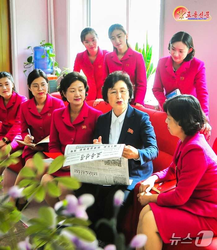 (평양 노동신문=뉴스1) = 북한 노동당 기관지 노동신문은 24일 중구역 창전소학교의 교원들이 제15차 전국교원대회에 참석해 교육 발전의 중요성을 강조한 김정은 노동당 총비서의 뜻 …