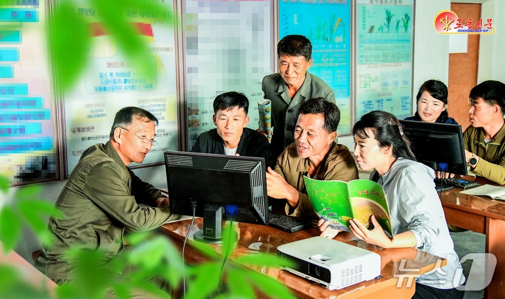 (평양 노동신문=뉴스1) = 북한 노동당 기관지 노동신문은 24일 "농업의 정보화, 현대화실현에 힘을 넣어야 한다"며 황해남도농촌경리위원회 달천농장의 모습을 보도했다. [국내에서만 …