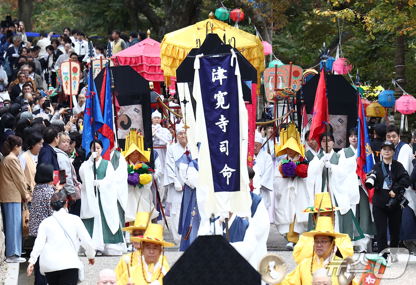 (서울=뉴스1) 김민지 기자 = 24일 오전 서울 은평구 진관사에서 열린 진관사 국행수륙재에서 시련의식 행진이 이어지고 있다.628년 전통을 가진 국가무형유산 진관사 수륙재는 물과 …