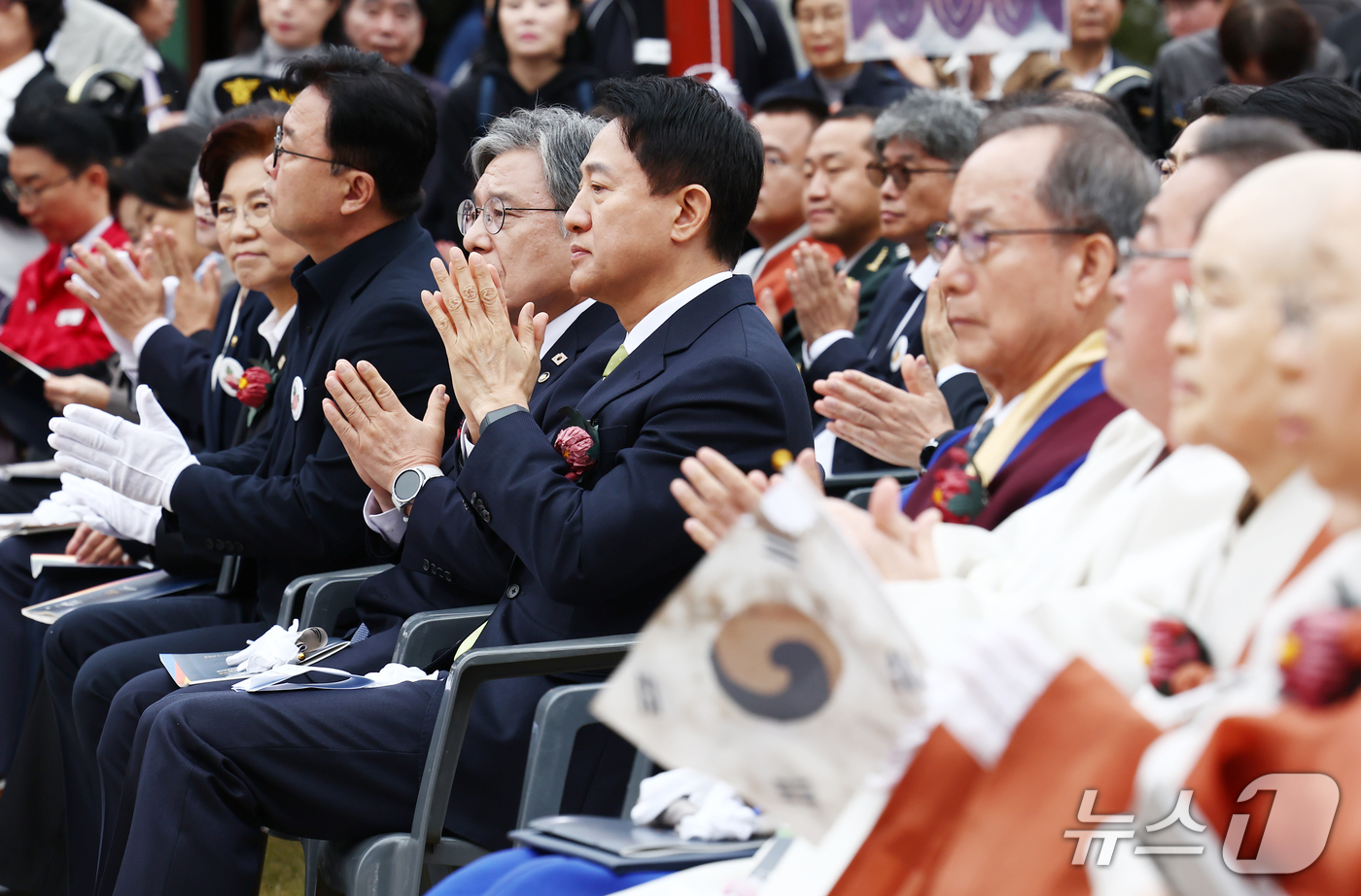 (서울=뉴스1) 김민지 기자 = 오세훈 서울시장이 24일 오전 서울 은평구 진관사에서 열린 진관사 국행수륙재에서 참석해 손뼉을 치고 있다.국가무형유산인 진관사 수륙재는 물과 땅에서 …