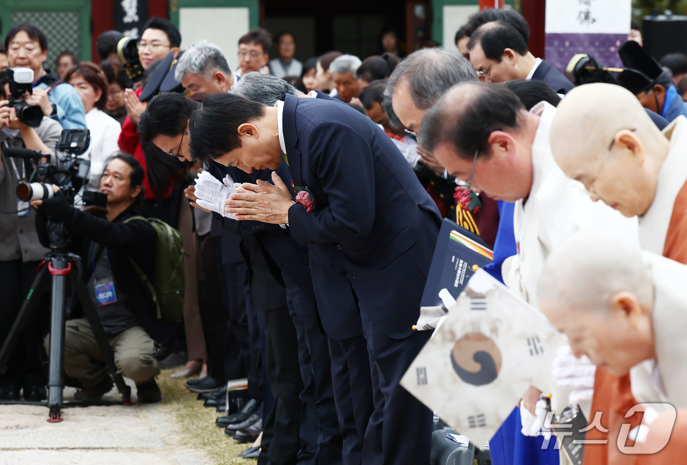 (서울=뉴스1) 김민지 기자 = 오세훈 서울시장이 24일 오전 서울 은평구 진관사에서 열린 진관사 국행수륙재에서 참석해 합장하고 있다.국가무형유산인 진관사 수륙재는 물과 땅에서 죽 …